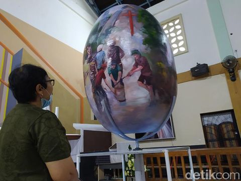 Telur Paskah 1,7 meter di Gereja Santo Mikael Kompleks Akmil Magelang, Kamis (1/4/2021).