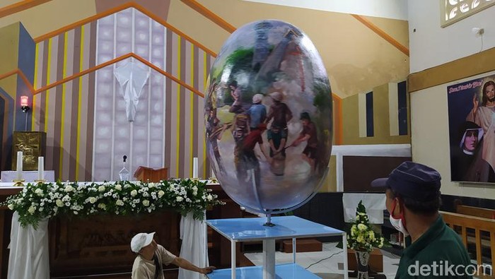 Telur paskah dari bahan stirofoam di Gereja Santo Mikael Kompleks Akmil Magelang, Kamis (1/4/2021).
