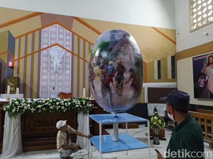 Melihat Telur Paskah 1,7 Meter di Gereja Santo Mikael Akmil Magelang