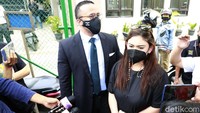 Tampil gloomy dengan warna gelap, Thalita Latief mengungkap fakta baru dalam kisruh rumah tangganya dengan Dennis Rizky. (Foto: Palevi/detikcom) 