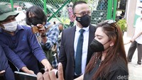 Dress hitam, masker hitam, serta kacamata hitam menjadi busana pilihan Thalita Latief di sidang cerai hari ini. (Foto: Palevi/detikcom) 