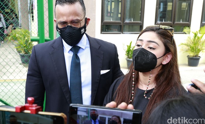 Thalita Latief Thalita Latief bersama kuasa hukum Maruli Tampubolon saat ditemui usai sidang cerai di Pengadilan Agama Jakarta Pusat, Jakarta, Kamis, (1/04/2021).