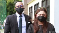 Thalita Latief tampil dengan busana serba hitam. (Foto: Palevi/detikcom) 
