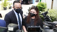 Thalita Latief tak ingin berlama-lama dalam kegelapan soal permasalahan rumah tangganya. Dia ingin masalah ini cepat selesai. (Foto: Palevi/detikcom)