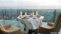 Traveler bisa menikmati hidangan ala Prancis sembari ditemani pemandangan dari ketinggian lantai 18 The Trans Luxury Hotel. Menjelang malam, city light Kota Bandung makin menambah keelokannya.