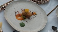 Tersedia pula Duck Cromesqui, berbentuk kroket dengan isian bebek, juga Le Saint Honore, hidangan penutup ikonik Prancis yang sangat terkenal dan banyak diminati. 