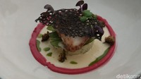 Tak kalah menggiurkan, salah satu kreasi terbaik Chef Amaury yaitu Le Mahi-Mahi yang merupakan filet ikan berdaging lembut dengan side dishes kacang polong yang dilapisi mentega serta beetroot. 