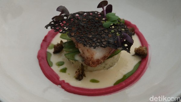 Tak kalah menggiurkan, salah satu kreasi terbaik Chef Amaury yaitu Le Mahi-Mahi yang merupakan filet ikan berdaging lembut dengan side dishes kacang polong yang dilapisi mentega serta beetroot. Tak kalah menggiurkan, salah satu kreasi terbaik Chef Amaury yaitu Le Mahi-Mahi yang merupakan filet ikan berdaging lembut dengan side dishes kacang polong yang dilapisi mentega serta beetroot.