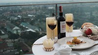 Bagi traveler yang doyan selfie, di restoran ini juga terdapat Sky Walk, yakni jembatan kaca setinggi 90 meter yang memacu adrenalin. Karena bentuknya yang unik, di sana banyak pengunjung yang berfoto dan menikmati minuman sembari melihat pemandangan Kota Bandung.