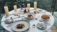 Traveler bisa icip-icip hidangan dengan cita rasa Prancis yang otentik di The 18th Restaurant and Lounge yang berada di The Trans Luxury Hotel Bandung. Restoran ini merupakan venue dining paling ikonik di Kota Bandung.