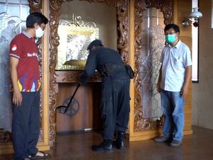 Tim Jibom Gegana Polda Jateng Sisir Gereja-gereja di Solo