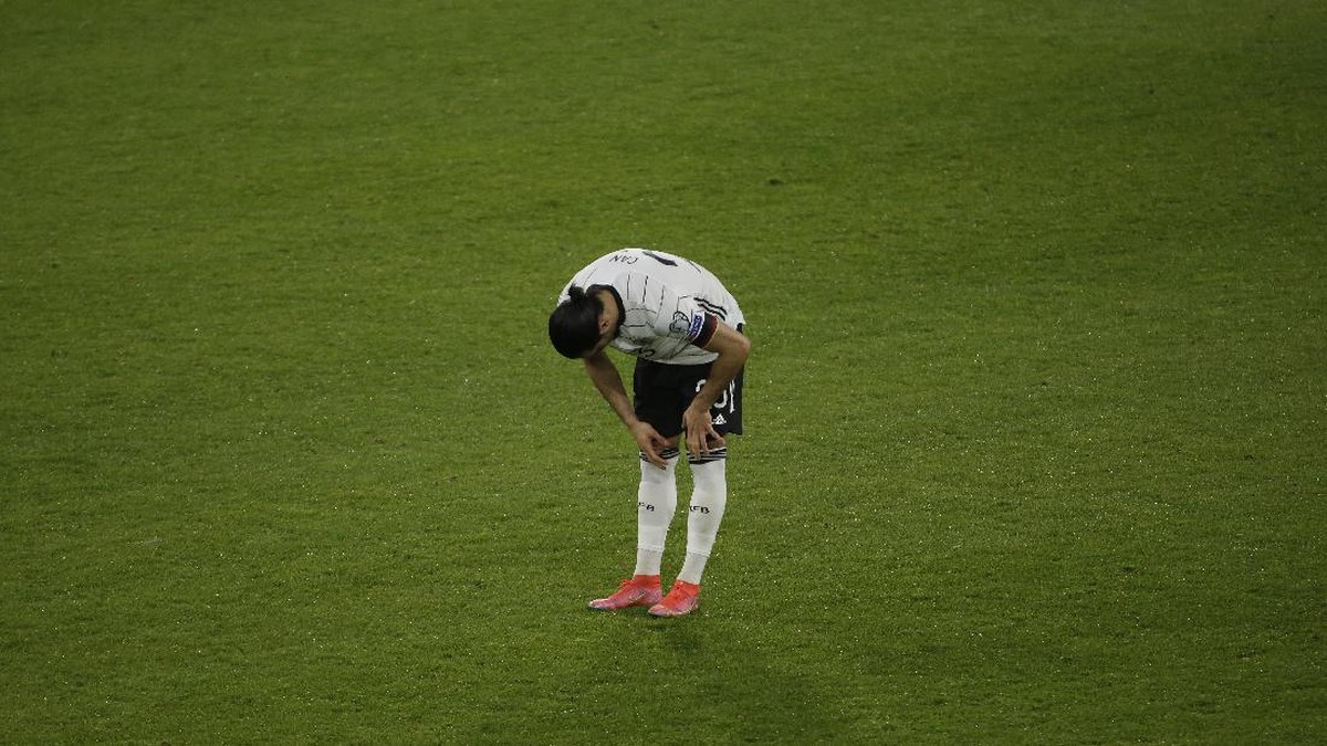 Emre Can tertunduk usai Jerman kalah 1-2 dari Makedonia Utara di Kualifikasi Piala Dunia 2022 Zona Eropa. (Foto: Thilo Schmuelgen - Pool/Getty Im/Pool)