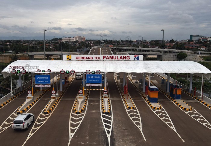 Foto udara memperlihatkan Gerbang Tol Pamulang jalan tol Serpong Cinere di Pamulang, Tangerang Selatan, Banten, Kamis (1/4/2021). Kementerian PUPR resmi mengoperasikan  Jalan Tol Serpong-Cinere ruas Serpong-Pamulang serta Jalan Tol Cengkareng-Batuceper-Kunciran, pengoperasian tol tersebut diharapkan mampu memecah kepadatan yang terjadi di Tol JORR II. ANTARA FOTO/Muhammad Iqbal/hp.