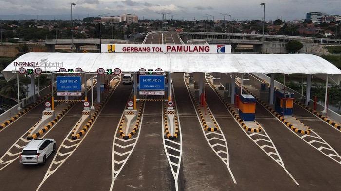 TOL PAMULANG - SERPONG RESMI BEROPERASI Foto udara memperlihatkan Gerbang Tol Pamulang jalan tol Serpong Cinere di Pamulang, Tangerang Selatan, Banten, Kamis (1/4/2021). Kementerian PUPR resmi mengoperasikan Jalan Tol Serpong-Cinere ruas Serpong-Pamulang serta Jalan Tol Cengkareng-Batuceper-Kunciran, pengoperasian tol tersebut diharapkan mampu memecah kepadatan yang terjadi di Tol JORR II. ANTARA FOTO/Muhammad Iqbal/hp.