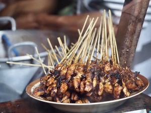 Duh Jorok! Tukang Sate Ini Ketahuan Pakai Tusukan Bekas