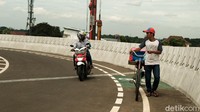Jalur sepeda di Flyover Tapal Kuda juga sudah bisa digunakan.