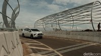 Sesekali, mobil melintasi Flyover Tapal Kuda. Laju kendaraan diturunkan ketika melewati tikungan flyover.