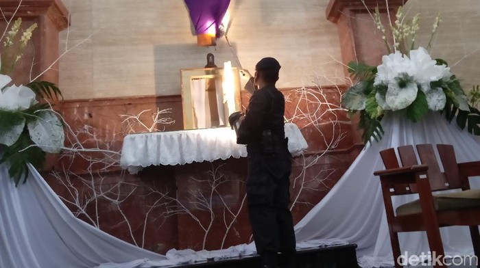 Unit Penjinak Bom (Jibom) Polda DIY memeriksa setiap sudut gereja untuk memastikan keamanan rangkaian ibadah di Gereja Santo Antonius Padua, Kotabaru Kamis (1/4/2021).
