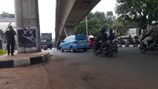 Usai galian manhole di Jl Kapten Tendean selesai. Lalu lintas kembali lancar.