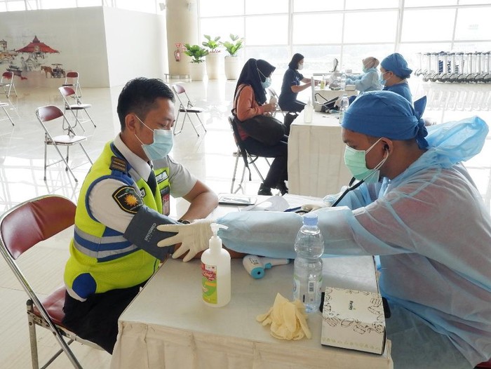 Vaksinasi ratusan petugas Yogyakarta International Airport (YIA), Kamis (1/4/2021).