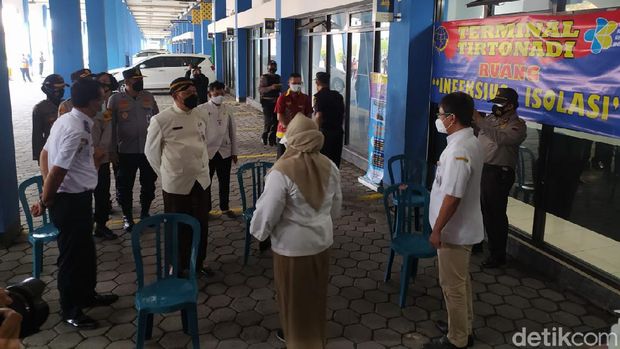 Wakil Walikota Solo Teguh Prakosa didampingi Koordinator Terminal tipe A Tirtonadi Joko Sutriyanto meninjau ruang infeksius.