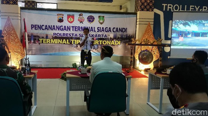 Wakil Walikota Solo Teguh Prakosa didampingi Koordinator Terminal tipe A Tirtonadi Joko Sutriyanto meninjau ruang infeksius.