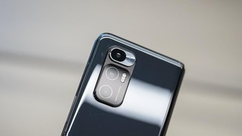 Ada tiga kamera dengan sensor utamanya berukuran 108 MP yang dipadukan dengan lensa ultra-wide 13. Selain itu kamera 8 MP dengan lensa liquid yang dapat beralih antara telephoto 30x dan makro. Foto: dok Sina Mobile  