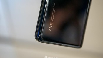 Tersemat baterai 5.020 mAh dengan teknologi pengisian cepat 67W. Menjanjikan baterai terisi penuh hanya 37 menit. Foto: dok Sina Mobile