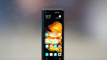 Layar bagian luar menggunakan panel AMOLED berukuran 6,52 inch dengan resolusi 840 x 2.520 pixel dan rasio aspek 27: 9. . Foto: dok Sina Mobile.