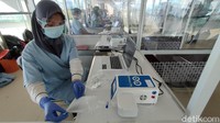 Pemeriksaan GeNose C-19 itu dipusatkan di lantai mezzanine YIA, mulai pukul 04.00-19.00 WIB. Pihak perseroan menyediakan enam alat tes GeNose dengan satu di antaranya sebagai cadangan. Pemeriksaan itu dilakukan oleh 16 petugas, masing-masing ditempatkan di lima bilik. 