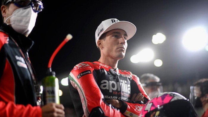 DOHA, QATAR - MARCH 28: Aleix Espargaro of Spain and Aprilia Racing Team Gresini  prepares to start during the MotoGP race during the MotoGP of Qatar - Race at Losail Circuit on March 28, 2021 in Doha, Qatar. (Photo by Mirco Lazzari gp/Getty Images)