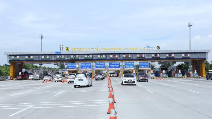 Arus lalu lintas di tol menjelang libur long weekend Paskah