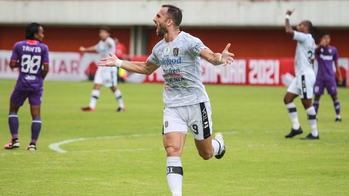Pesepak bola Bali United Ilija Spasojevic melakukan selebrasi usai mencetak gol ke gawang Persita Tangerang saat pertandingan Piala Menpora 2021, di Stadion Maguwoharjo, Sleman, DI Yogyakarta, Jumat (2/4/2021). ANTARA FOTO/Hendra Nurdiyansyah/hp.