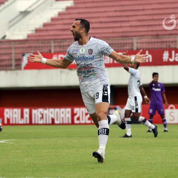 Striker Bali United Ilija Spasojevic merayakan golnya ke gawang Persita Tangerang dalam laga Grup D Piala Menpora 2021 di Stadion Maguwoharjo, Sleman, Jumat (2/4/2021).