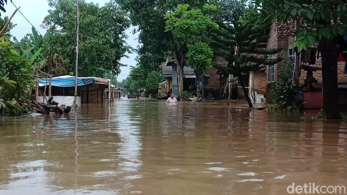Hujan deras mengakibatkan Sungai Pancir Gunting dan Catak Banteng di Jombang meluap. Luapan dua sungai besar ini mengakibatkan 8 desa di 3 kecamatan terendam banjir.