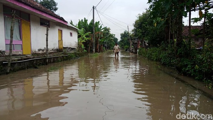 Densus 88 menangkap dua terduga teroris di Jatim hari ini, yakni di Surabaya dan Tuban. Mereka dari jaringan berbeda.