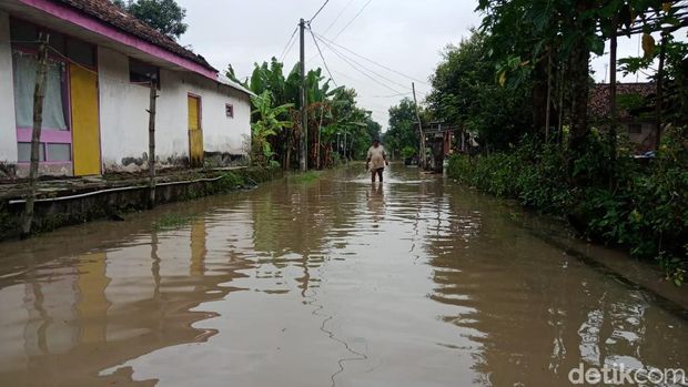 Densus 88 menangkap dua terduga teroris di Jatim hari ini, yakni di Surabaya dan Tuban. Mereka dari jaringan berbeda.