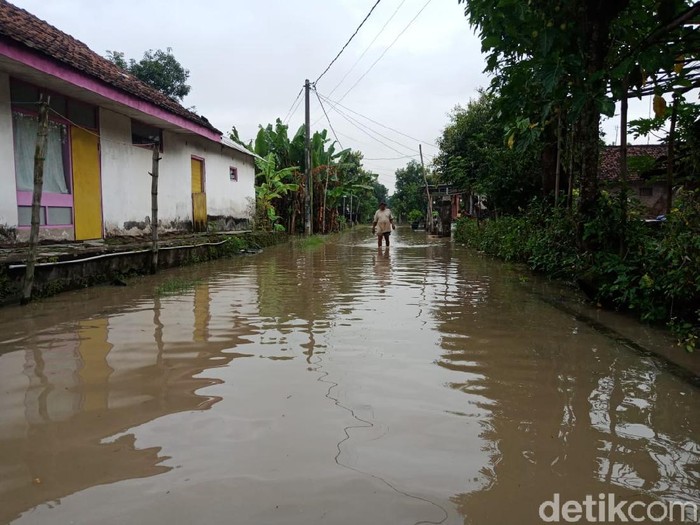 Densus 88 menangkap dua terduga teroris di Jatim hari ini, yakni di Surabaya dan Tuban. Mereka dari jaringan berbeda.