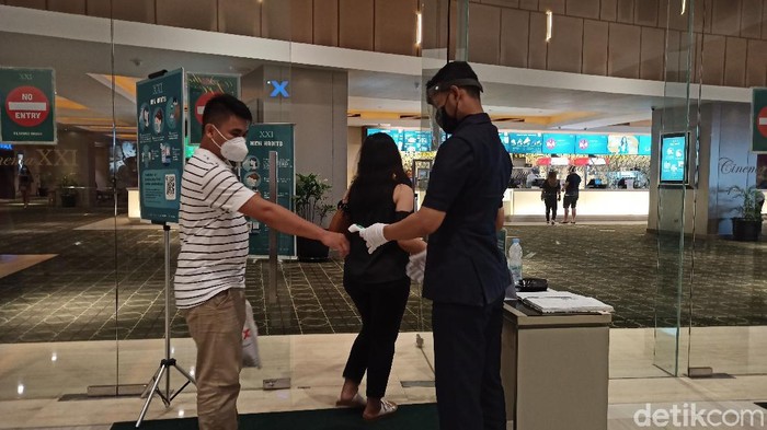 Rasa rindu warga Surabaya untuk kembali menonton film di bioskop kini bisa terobati. Karena mulai hari ini, bioskop di Surabaya sudah kembali buka.