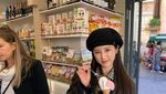 Cantiknya Chorong APINK Saat Jadi Model Soju dan Nikmati Es Krim