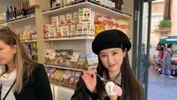 Pernah liburan ke Italia, begini imutnya Chorong APINK saat berpose di toko gelato. Ia pun tampak menikmati satu cone gelato vanila yang enak. Foto: Instagram @mulgokizary