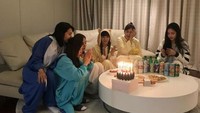 Kedekatan member APINK juga terlihat ketika mereka merayakan Anniversary ke-8 di sebuah villa yang ada di Jeju, Korea Selatan. Mereka merayakannya dengan kue ulang tahun, camilan, dan minuman kaleng. Foto: Instagram @mulgokizary