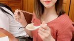 Cantiknya Chorong APINK Saat Jadi Model Soju dan Nikmati Es Krim