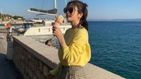 Saat liburan ke Kroasia, Eropa bersama Bomi APINK, Chorong membagikan momen manisnya berpose di pinggir pantai. Saat itu ia juga menikmati es krim yang segar. Foto: Instagram @mulgokizary