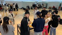 Beragam momen kuliner dibagikan oleh Chorong APINK. Seperti saat sedang berlatih untuk konsernya, ia dan member APINK lainnya menikmati pizza saat sedang beristirahat. Foto: Instagram @mulgokizary