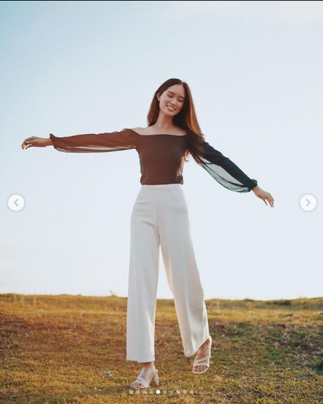 Pengakuan Ilene ini kemudian ditanggapi Deddy Corbuzier dan Luna Maya sebagai juri Indonesias Next Top Model. Deddy bingung kenapa Ilene bisa depresi. Kamu cantik, kamu model, tinggi, seksi iya, pintar iya. Kalau kamu depresi, kamu menghina tukang martabak yang jualan depan rumah saya, begitu kata pria yang populer sebagai YouTuber dan Podcaster itu. Serius? Aku suka banget makan, jadinya aku eating disorder kali ya, timpal Luna Maya. Foto: Dok. Instagram @danellailene, Instagram @intm_nettv