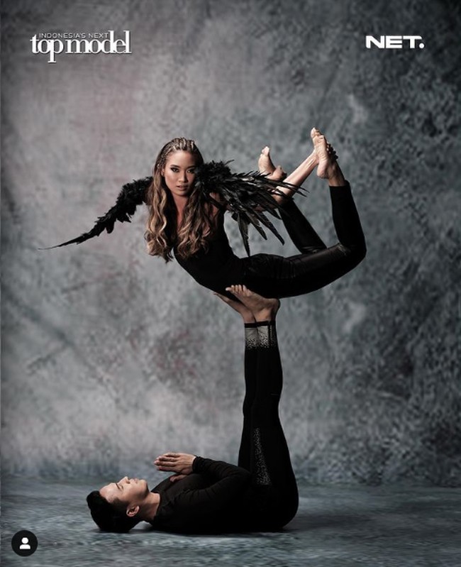 Danella Ilene bersinar di Indonesias Next Top Model. Dia beberapakali memenangkan tantangan foto, di antaranya Pose Black Angel, pose dengan cipratan warna dan pemotretan memakai lingkaran. Foto: Dok. Instagram @danellailene, Instagram @intm_nettv