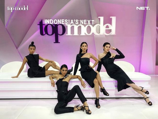 Dalam ajang Indonesias Next Top Model, Danella Ilene berhasil melaju hingga babak top 3. Pada babak top 3, wanita yang akrab disapa Ilen itu juga bersaing dengan sesama model Bali, Devina Bertha dan Gea. Foto: Dok. Instagram @danellailene, Instagram @intm_nettv