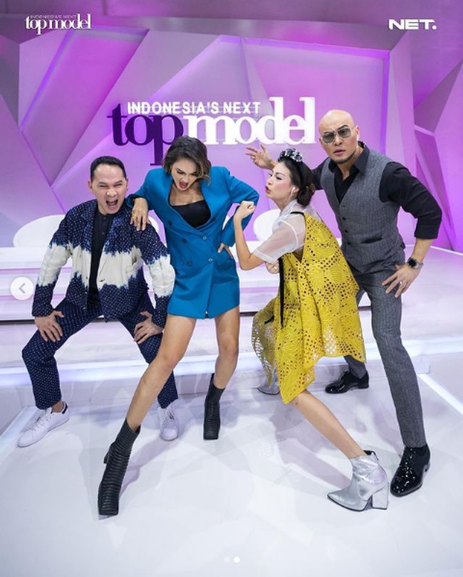 Luna Maya menjadi juri Indonesias Next Top Model yang tayang di Net TV bersama Deddy Corbuzier, Panca Makmum dan Patricia Guow. Selain menjadi juri, Luna juga menjadi mentor yang ikut mengarahkan para kontestan Indonesias Next Top Model ketika pemotretan. Foto: Dok. Instagram @intm_nettv