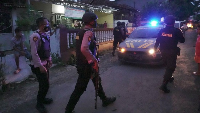 Polisi bersenjata melakukan penjagaan lokasi penggeledahan rumah terduga teroris oleh Densus 88 Anti Teror di Kelurahan Sumampir, Purwokerto, Banyumas, Jateng, Jumat (2/4/2021). Densus 88 Anti Teror dibantu Polresta Banyumas, melakukan penggeledahan rumah terduga teroris. ANTARA FOTO/Idhad Zakaria/hp.